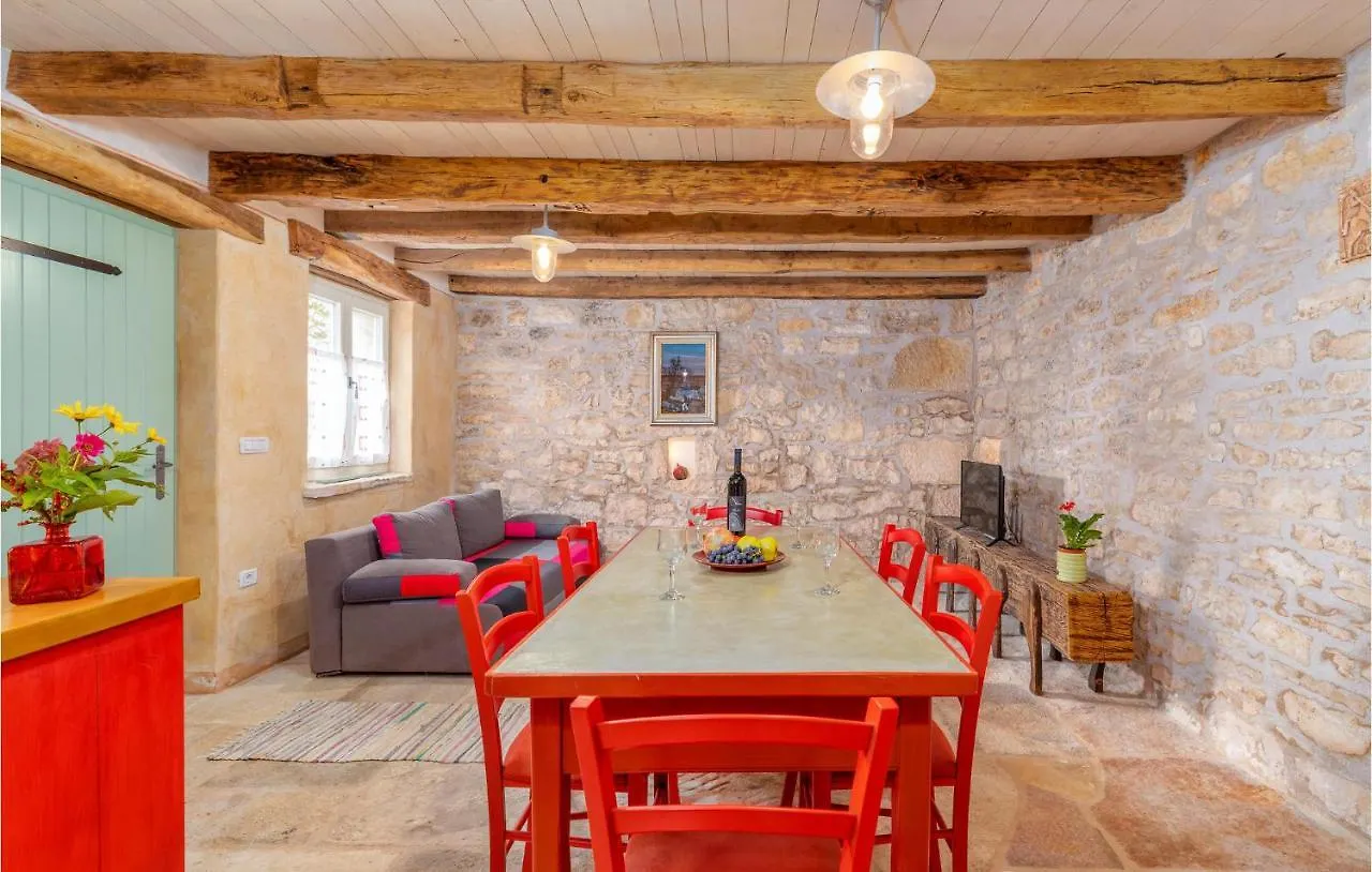 Gorgeous Apartment In Zminj With Wifi 0*,
